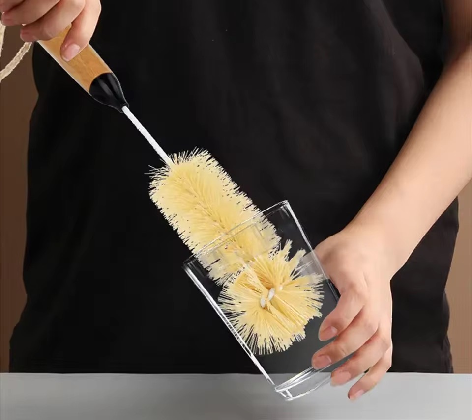 فرچه فرچه بطری شور دسته چوبی بدنه فلزی با روکش پلاستیک سفید دارای فرچه های مقاوم و جای آویز